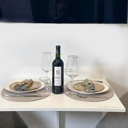 Welcoming Near The Louvre * Paryż