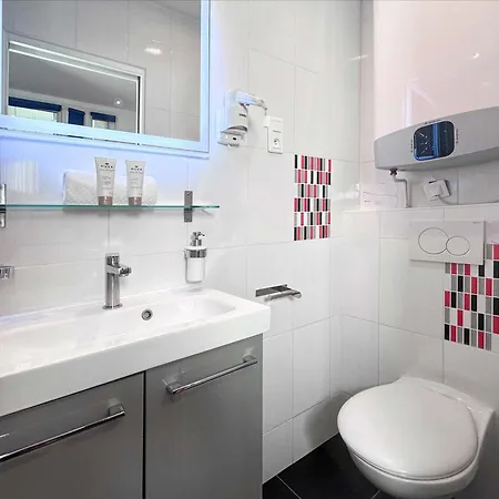 Welcoming Near The Louvre Paryż