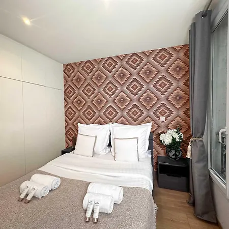 Welcoming Near The Louvre